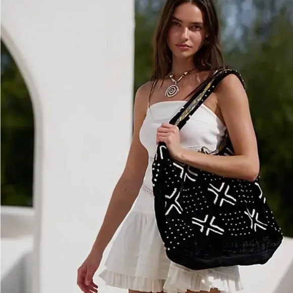 Vienna Velvet Bag - Black
FREE PEOPLE
NWOT - Picture 7 of 11
